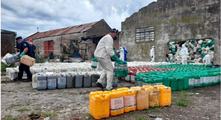 Procesamiento ilegal de bidones de agroquímicos (Tomada de Quedigital.com.ar)
